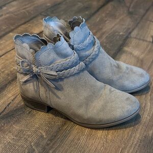 SO Girls Gray Suede Ankle Boots size 2